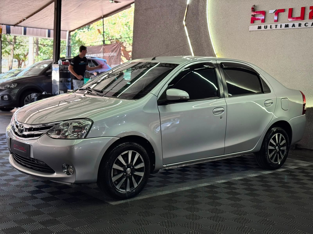 Toyota Etios Sedan Prata