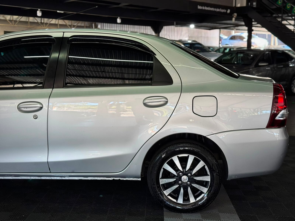 Toyota Etios Sedan Prata