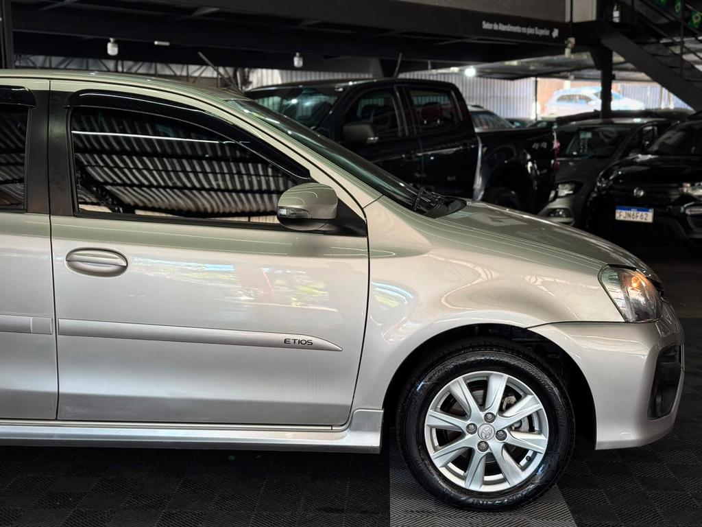 Toyota Etios Sedan Prata