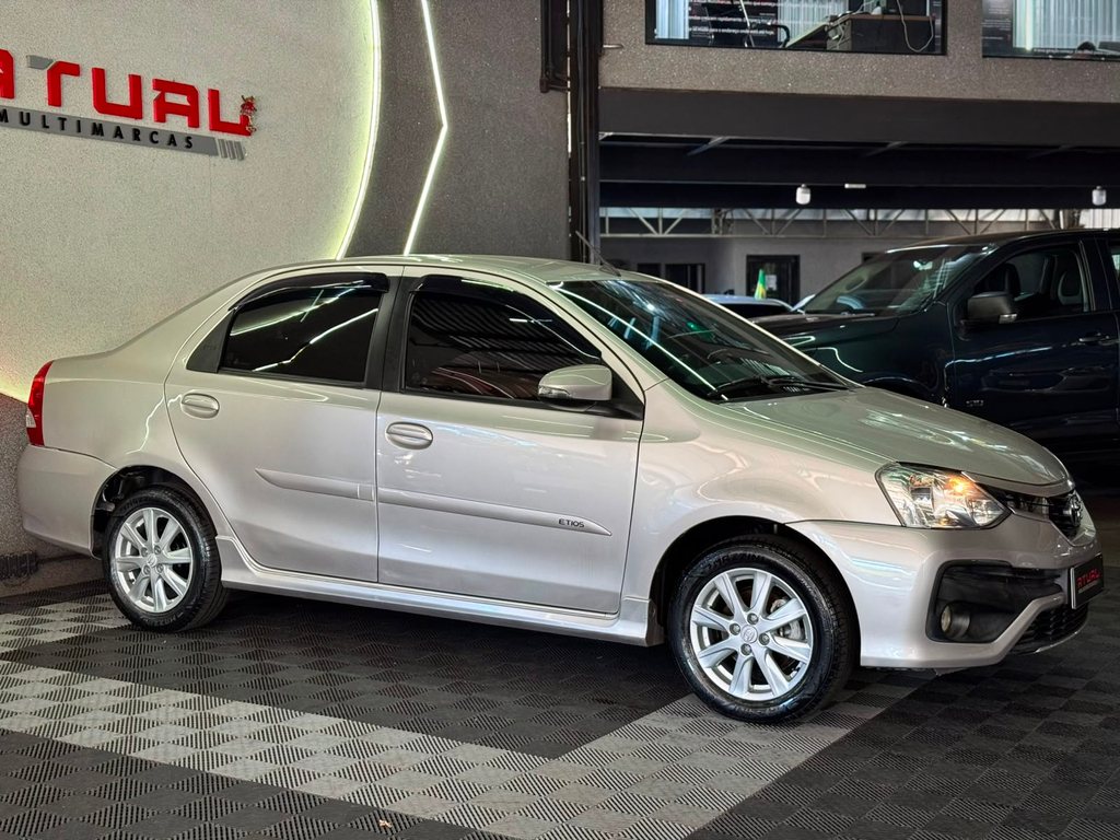 Toyota Etios Sedan Prata