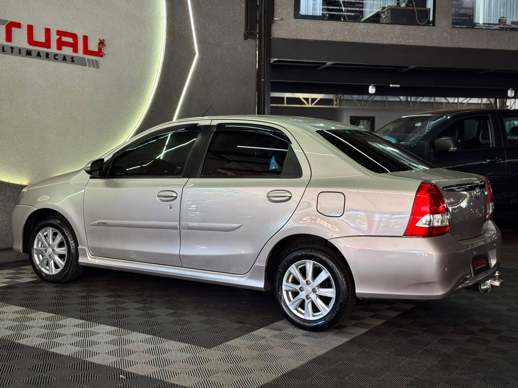 Toyota Etios Sedan Prata