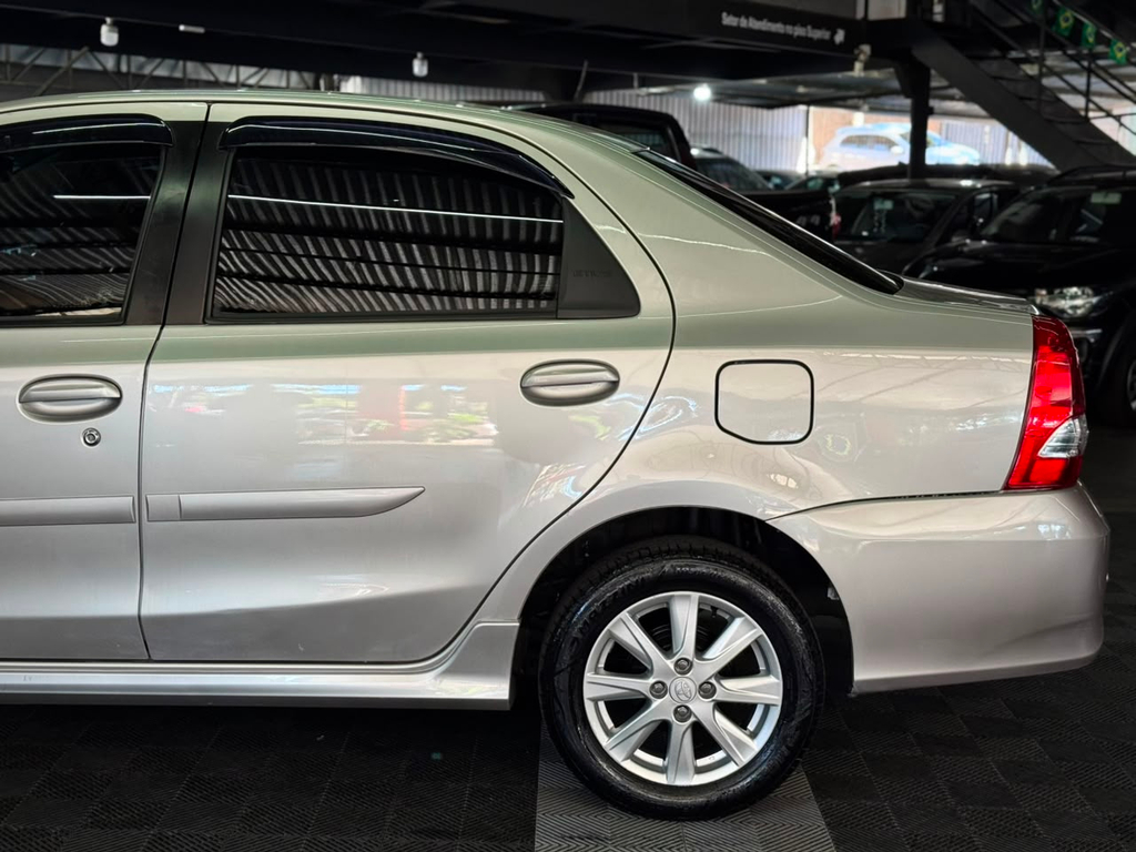 Toyota Etios Sedan Prata