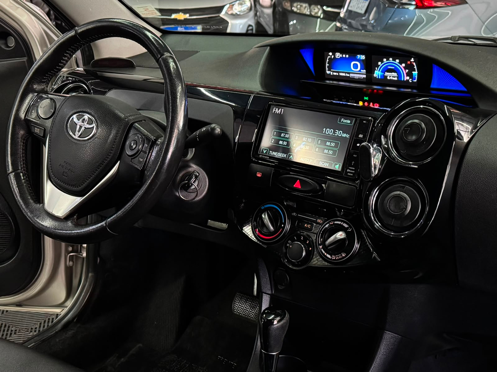 Toyota Etios Sedan Prata