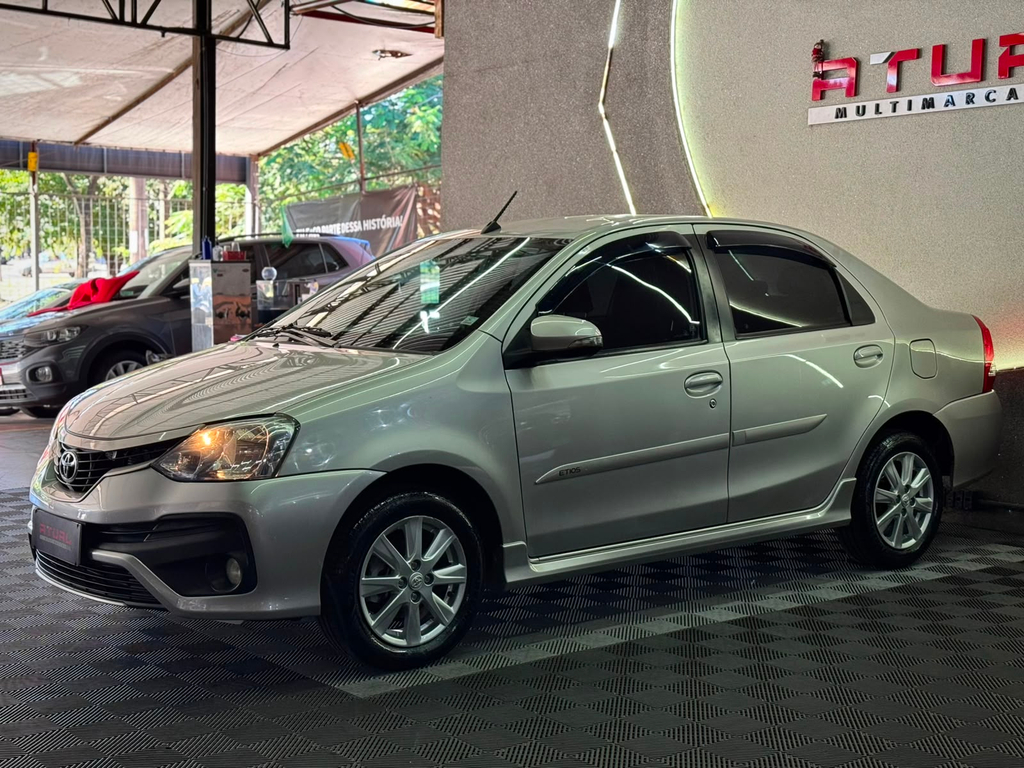 Toyota Etios Sedan Prata