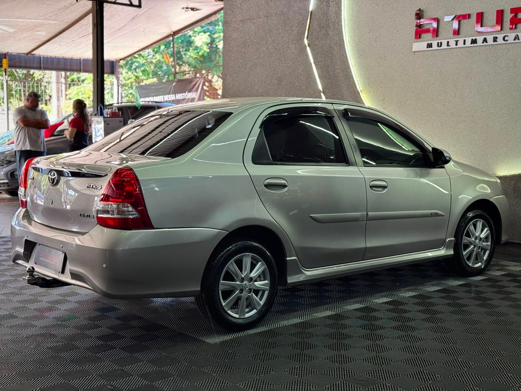 Toyota Etios Sedan Prata