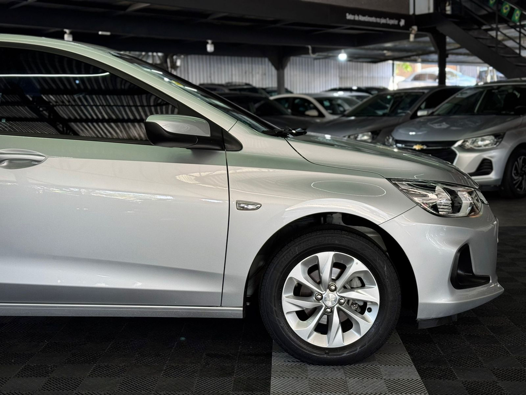 Chevrolet Onix Sedan Prata