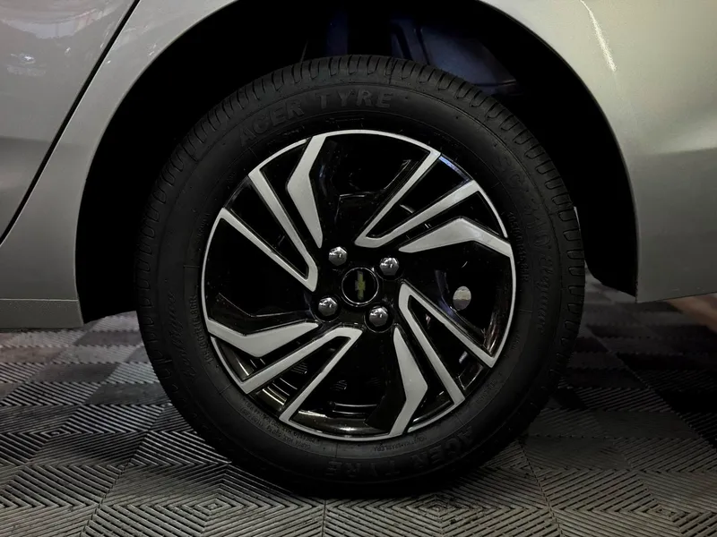 Chevrolet Onix Prata