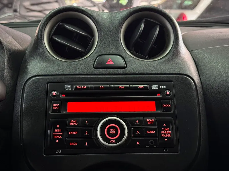 Nissan Versa Cinza