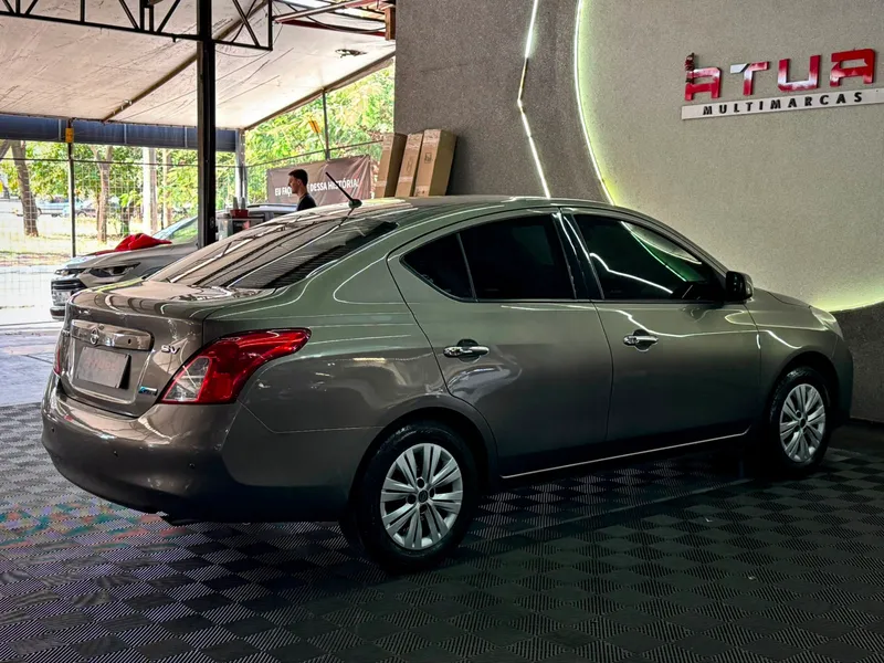 Nissan Versa Cinza