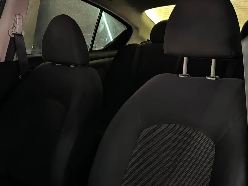 Nissan Versa Cinza