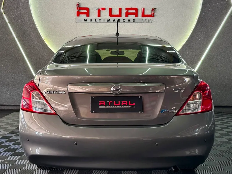 Nissan Versa Cinza