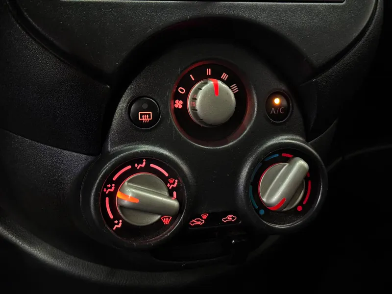 Nissan Versa Cinza