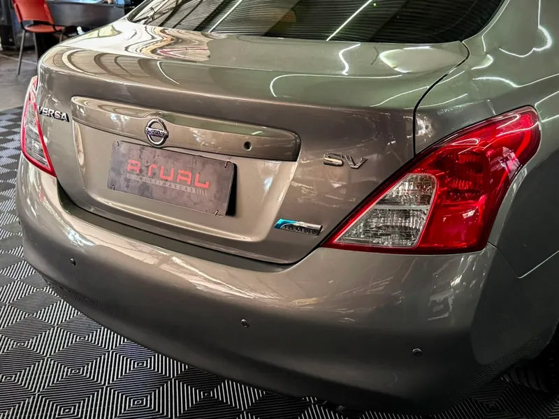 Nissan Versa Cinza