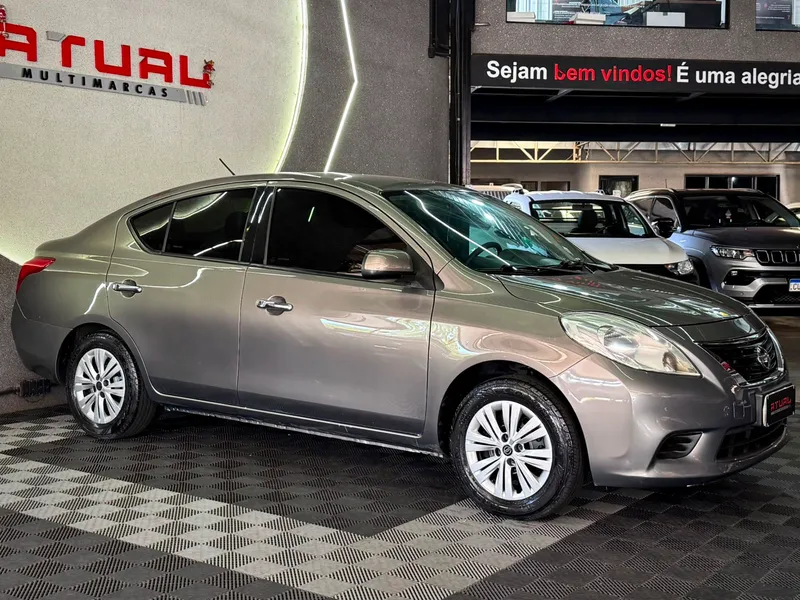 Nissan Versa Cinza