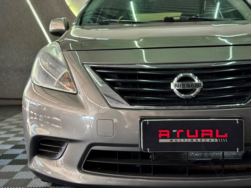 Nissan Versa Cinza