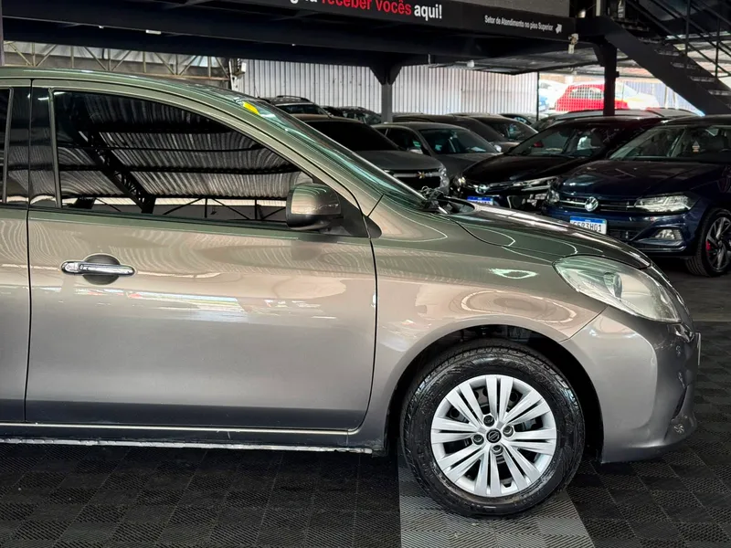 Nissan Versa Cinza