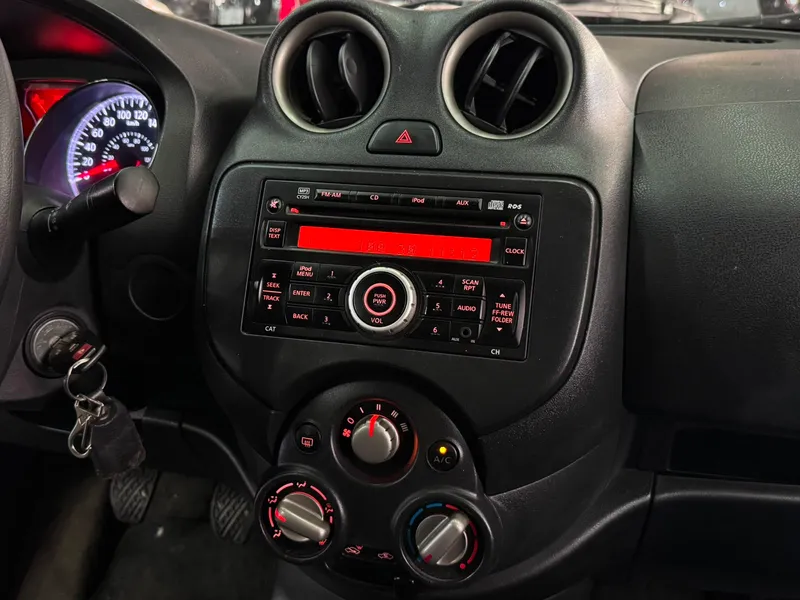 Nissan Versa Cinza