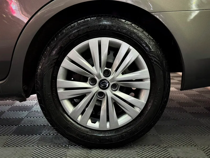 Nissan Versa Cinza