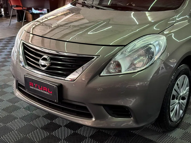 Nissan Versa Cinza