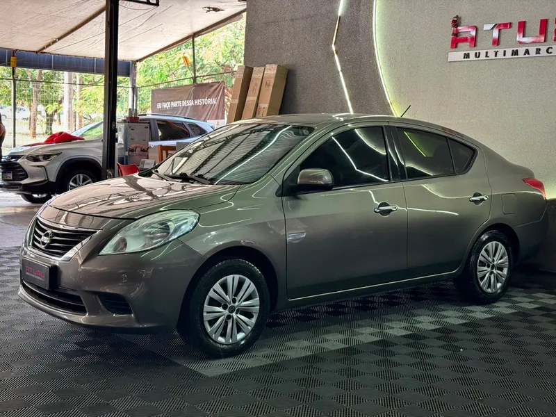 Nissan Versa Cinza