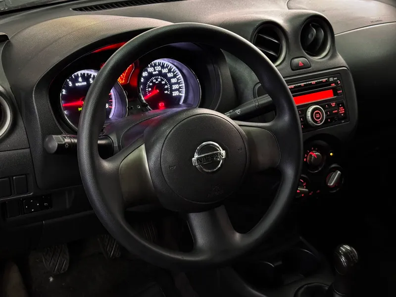 Nissan Versa Cinza