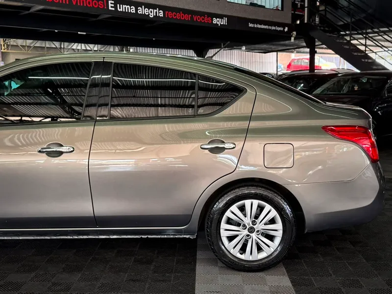 Nissan Versa Cinza