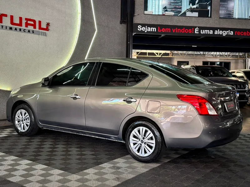 Nissan Versa Cinza
