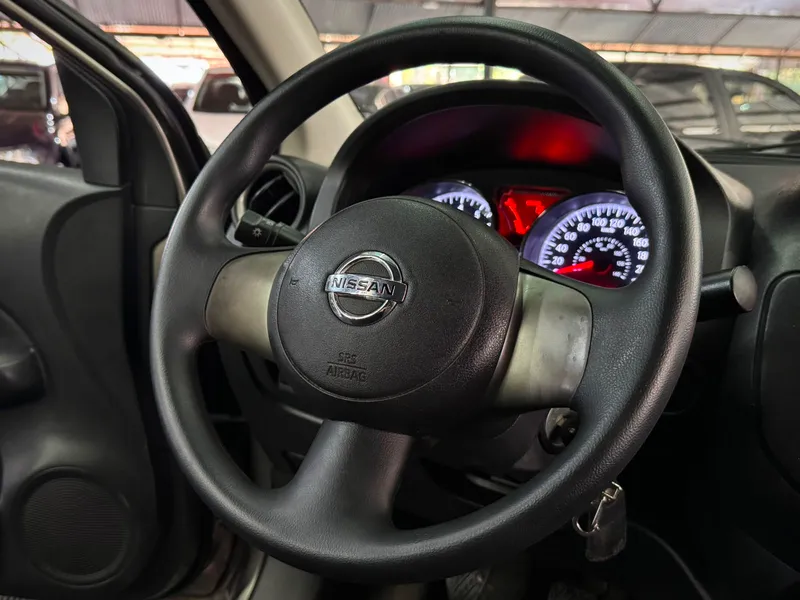Nissan Versa Cinza