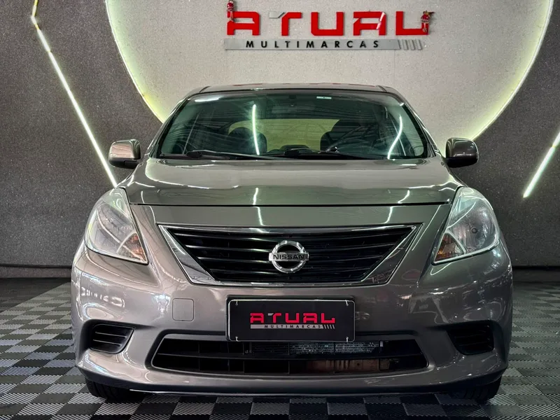 Nissan Versa Cinza