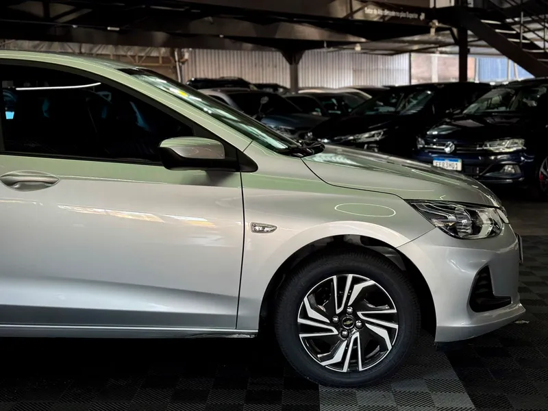 Chevrolet Onix Sedan Prata
