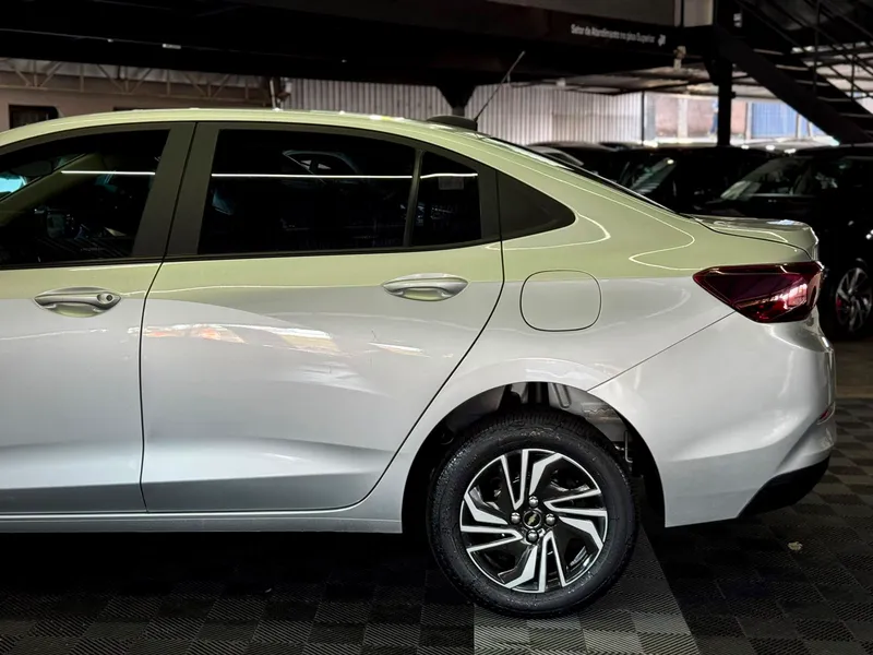 Chevrolet Onix Sedan Prata