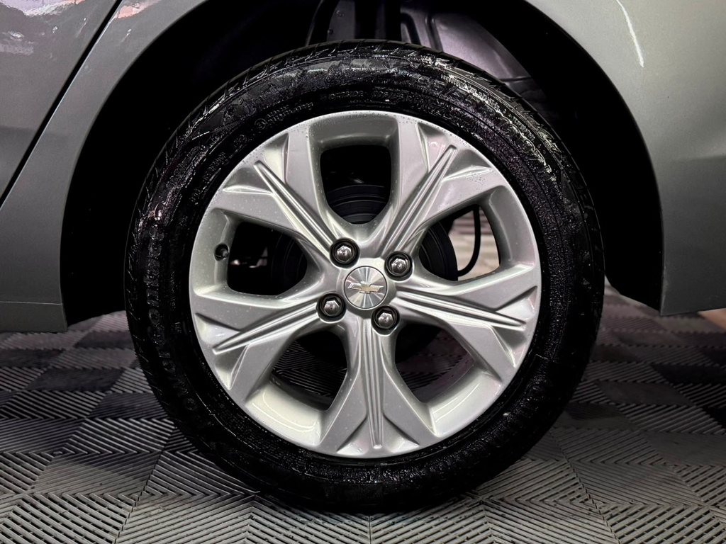 Chevrolet Onix Sedan Prata