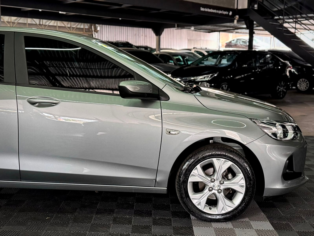 Chevrolet Onix Sedan Prata