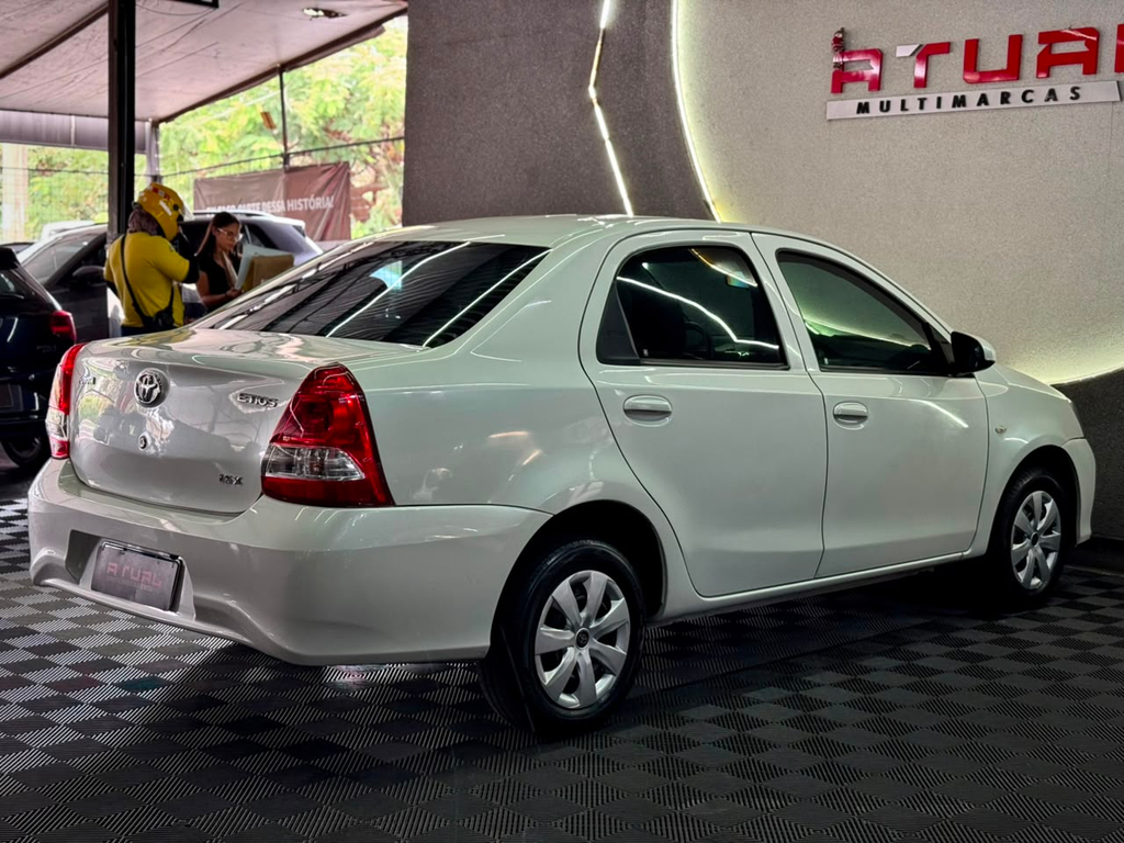Toyota Etios Sedan Branco