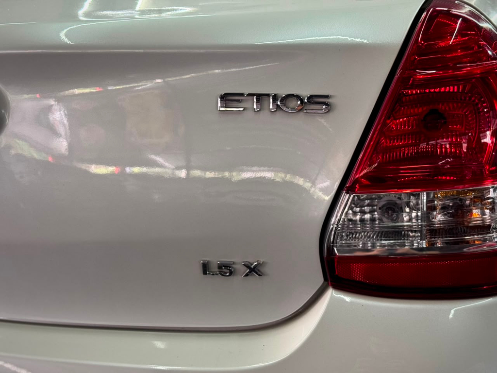 Toyota Etios Sedan Branco