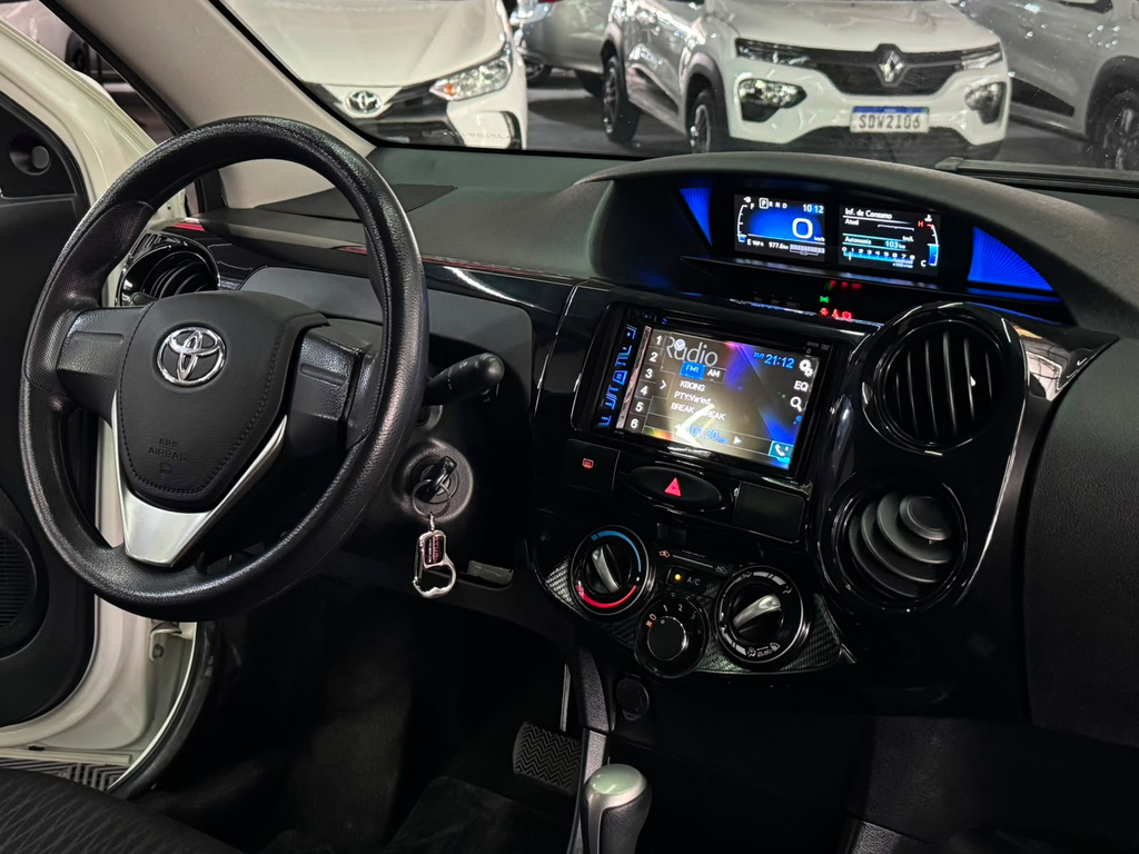 Toyota Etios Sedan Branco