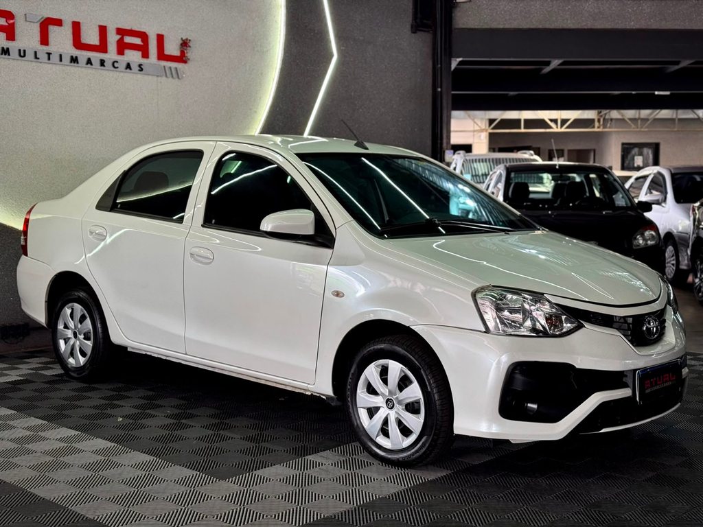 Toyota Etios Sedan Branco