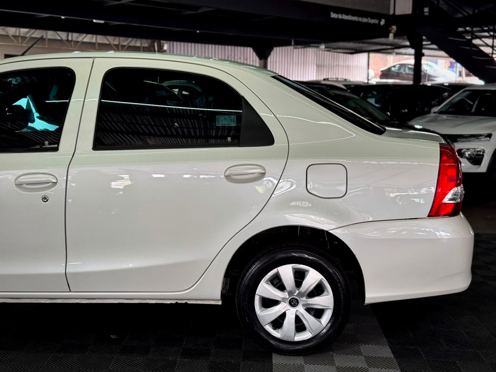 Toyota Etios Sedan Branco
