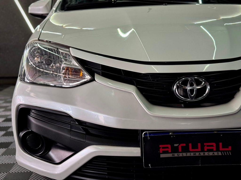 Toyota Etios Sedan Branco