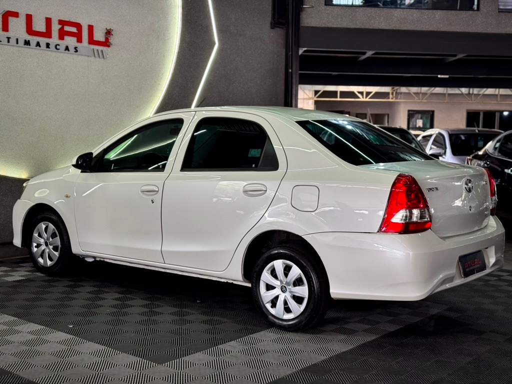 Toyota Etios Sedan Branco