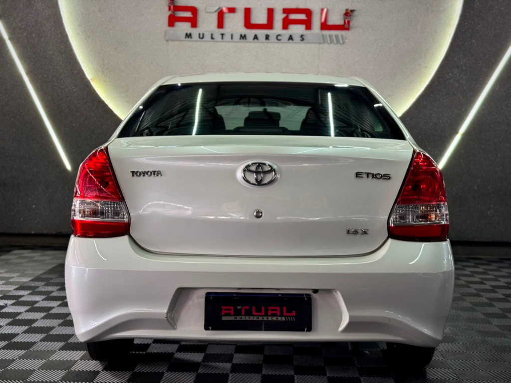 Toyota Etios Sedan Branco