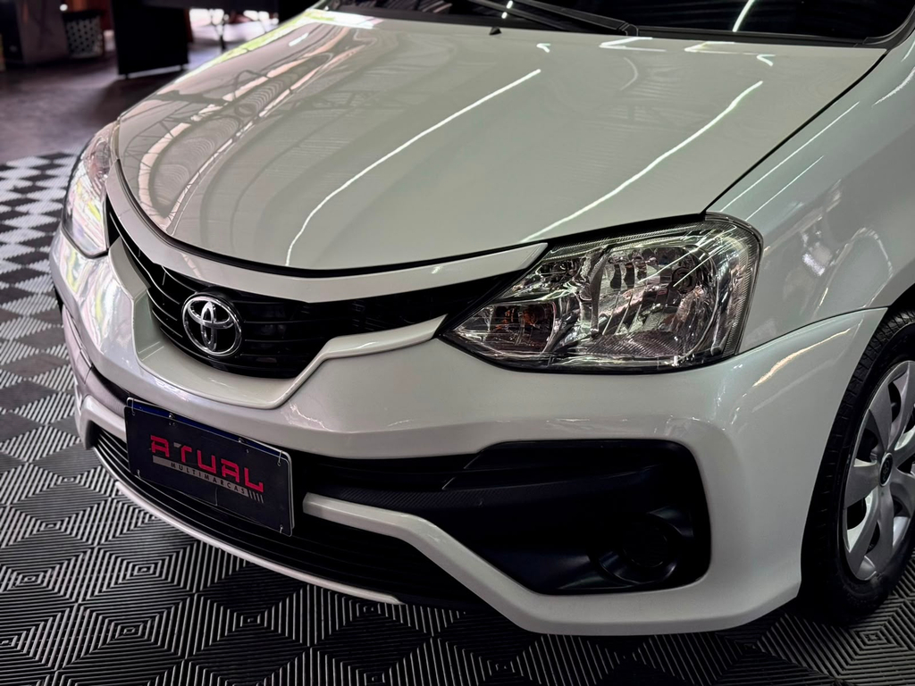 Toyota Etios Sedan Branco