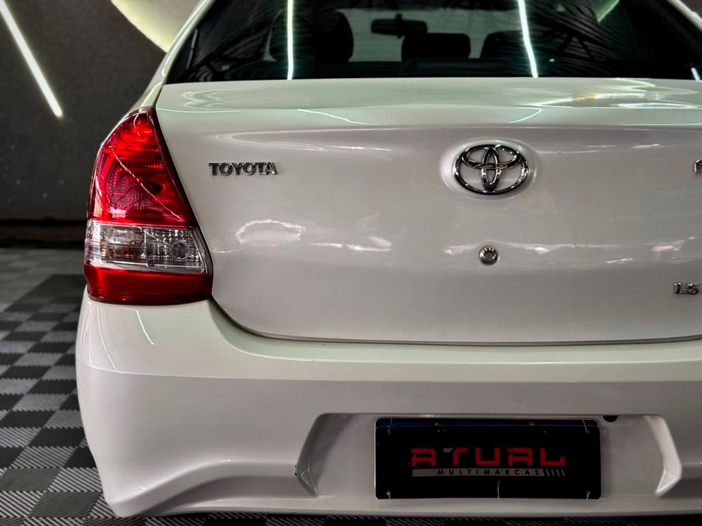 Toyota Etios Sedan Branco