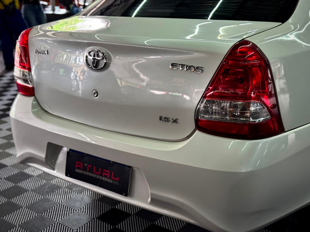 Toyota Etios Sedan Branco