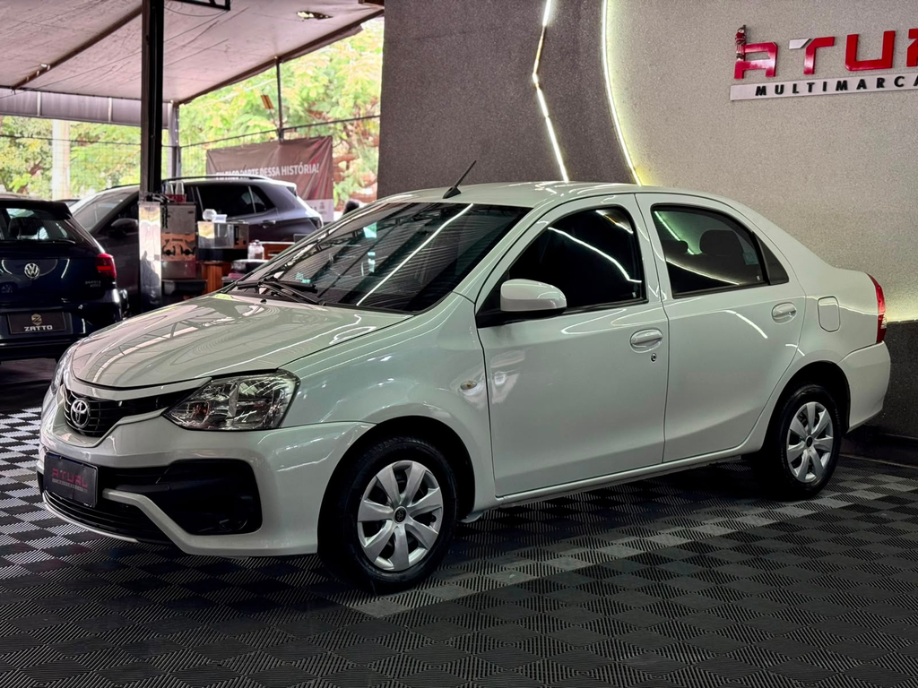 Toyota Etios Sedan Branco