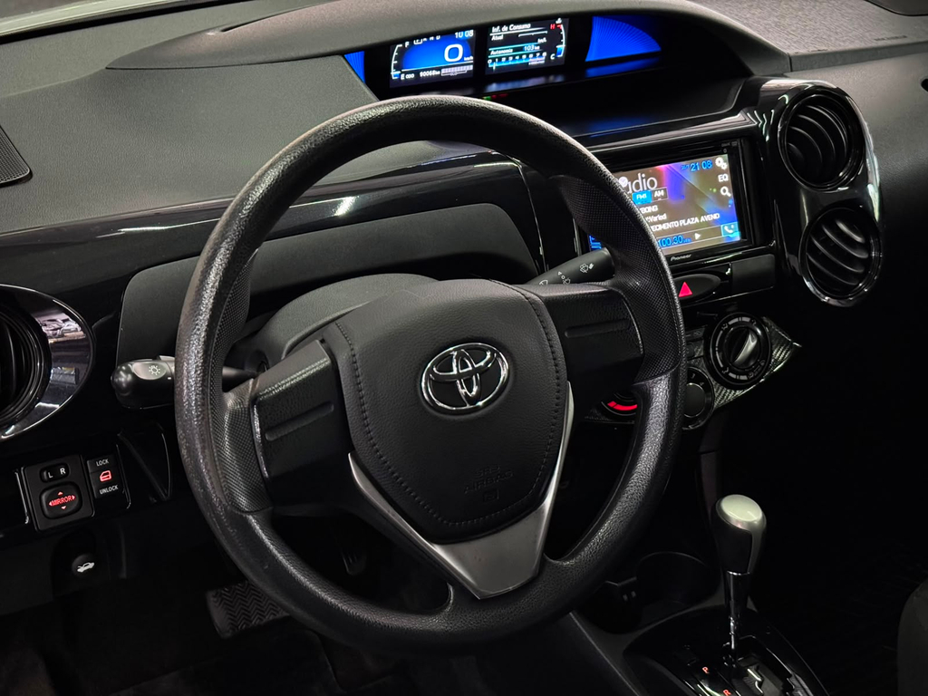 Toyota Etios Sedan Branco