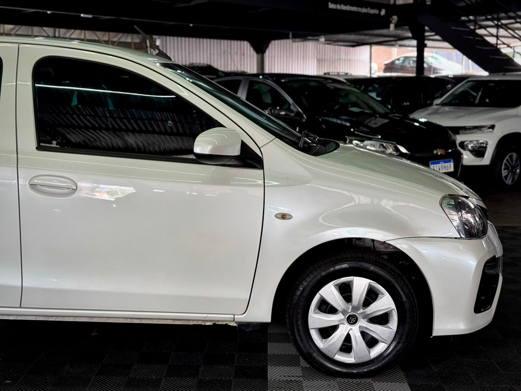 Toyota Etios Sedan Branco