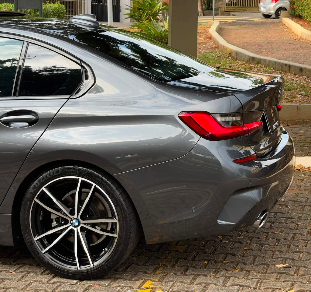 BMW 320i Cinza