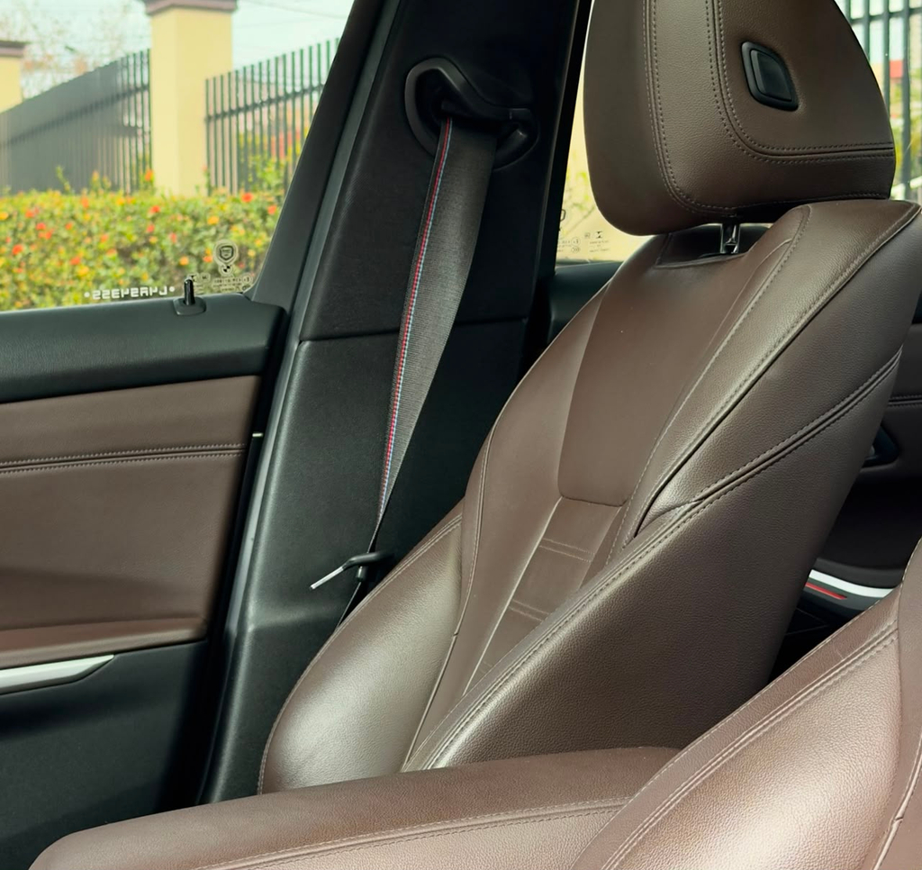 BMW 320i Cinza