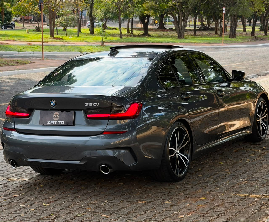 BMW 320i Cinza